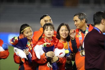 Đội bóng đá nữ được đổi lịch bay để xem trận chung kết của U22 Việt Nam