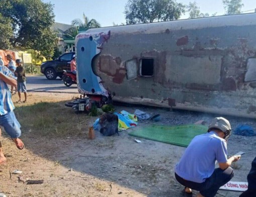 Xe công nhân bị lật, 9 người thương vong