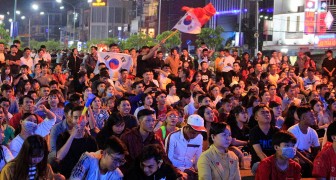 Hàng ngàn người dân Long Xuyên vỡ òa với chiếc huy chương vàng môn bóng đá nam SEA Games 30