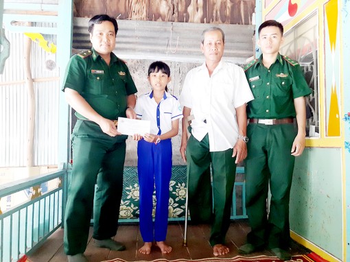 Đảng viên “quân hàm xanh” gần dân, chăm lo cho dân