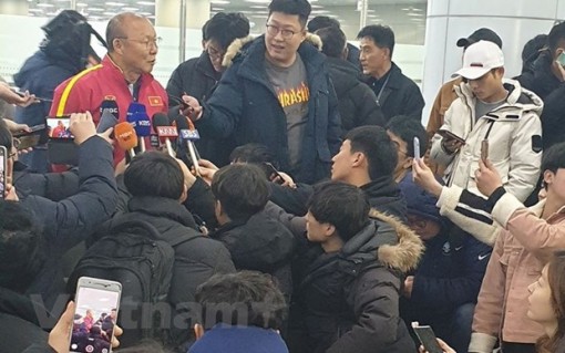 U.23 Việt Nam đặt chân đến Hàn Quốc, 'luyện công' chờ giải U.23 Châu Á