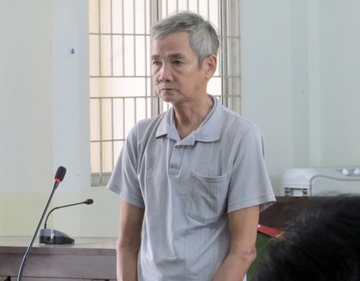 Lão hàng xóm “bệnh hoạn”