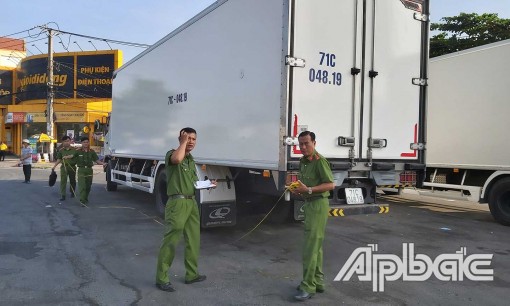 Tiền Giang: Va chạm với xe tải, nam công nhân tử vong