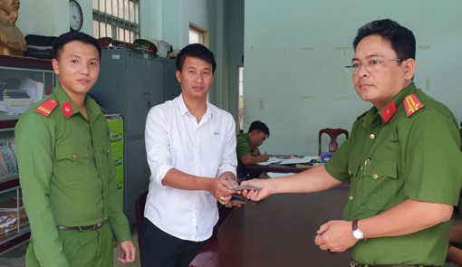 Chiến sĩ Công an trả lại 50 triệu đồng cho người đánh rơi