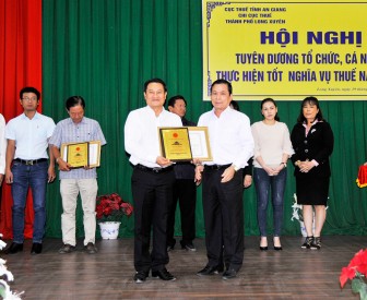 UBND TP. Long Xuyên tuyên dương tổ chức, cá nhân thực hiện tốt nghĩa vụ thuế năm 2018