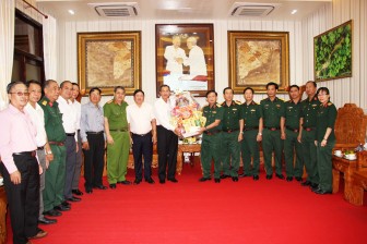 Phó Chủ tịch UBND tỉnh Lê Văn Nưng thăm, chúc mừng cán bộ, chiến sĩ lực lượng vũ trang Bộ Tư lệnh Quân khu 9