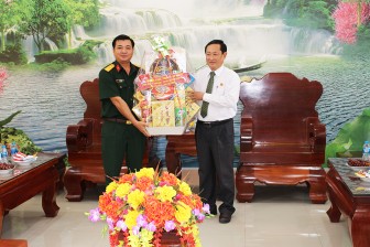 Chủ tịch UBMTTQ Việt Nam tỉnh Nguyễn Tiếc Hùng thăm Trung đoàn 3 – Sư đoàn 330
