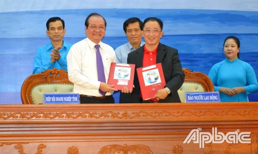 Trao 1.000 lá cờ Tổ quốc cho ngư dân Tiền Giang