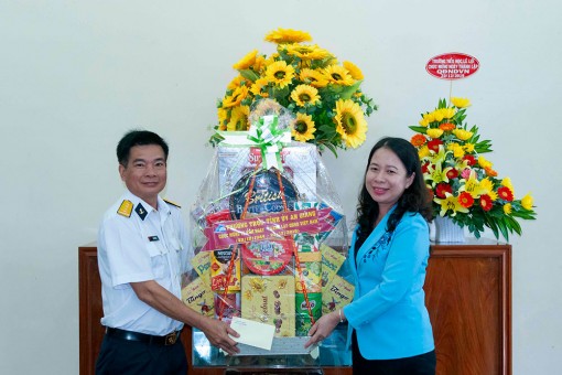 Bí thư Tỉnh ủy Võ Thị Ánh Xuân thăm, tặng quà Lữ đoàn 962