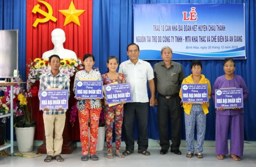 Trao 10 căn nhà Đại đoàn kết cho hộ nghèo huyện Châu Thành
