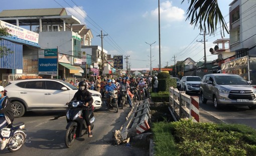 Một học sinh đi bộ qua đường bị ôtô cán tử vong