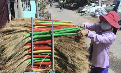 Làng bó chổi Cồn Nhỏ nhộn nhịp sản xuất mùa Tết