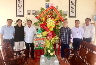 Chủ tịch UBMTTQ Việt Nam tỉnh chúc mừng Giáng sinh tại huyện Chợ Mới