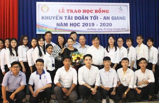 Trao học bổng Khuyến tài Doãn Tới An Giang năm học 2019 – 2020