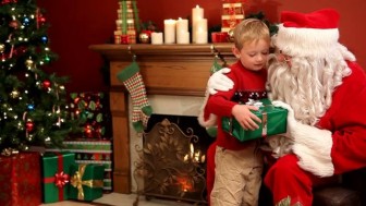 Khoa học chứng minh trẻ em ngoan hơn khi bố mẹ nói về danh sách bé hư của ông già Noel