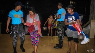 Bão Phanfone đổ bộ vào Philippines, hàng chục nghìn người mắc kẹt