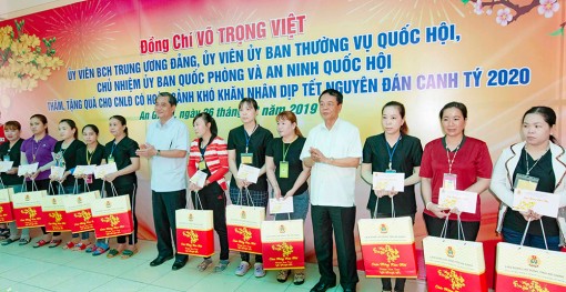 Thăm, tặng quà công nhân lao động nhân dịp Tết Nguyên đán Canh Tý 2020