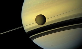 Kỳ lạ hành lang băng dài bí ẩn trên Mặt trăng Titan