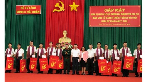 Thăm và chúc tết cán bộ, chiến sĩ tại các đơn vị thuộc Vùng 5 Hải quân