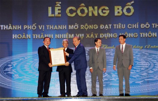 Phó Thủ tướng Trương Hòa Bình trao quyết định TP Vị Thanh đạt đô thị loại II