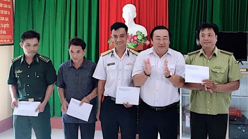 Tặng quà lực lượng vũ trang trên cụm đảo Hòn Khoai