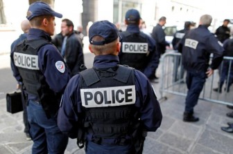 Pháp triển khai 100.000 cảnh sát trực chiến đêm giao thừa