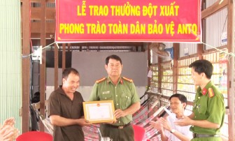 Công an huyện Phú Tân khen thưởng cá nhân truy bắt tội phạm