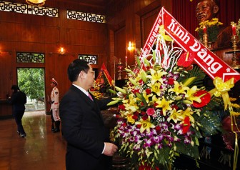 Phó Thủ tướng dâng hương tưởng niệm Hồ Chủ tịch, thăm người có công Nghệ An