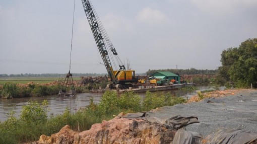 Long An: Đắp đập ngăn mặn trên kênh nối với sông Vàm Cỏ Tây