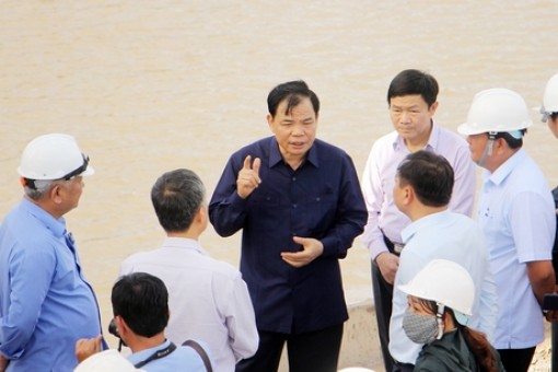 Bộ trưởng Nguyễn Xuân Cường kiểm tra công trình thủy lợi ứng phó hạn, mặn tại ĐBSCL