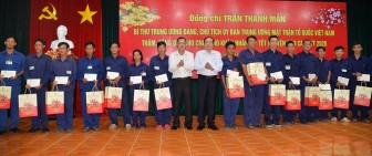 Chủ tịch UBTƯ MTTQ Việt Nam Trần Thanh Mẫn trao quà công nhân lao động tỉnh An Giang