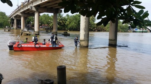 Đắp kênh để ngăn mặn, nhiều doanh nghiệp và người dân phản ứng