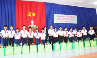 Quỹ học bổng Vừ A Dính trao 100 phần quà cho học sinh nghèo huyện Phú Tân