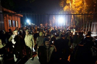 Những kẻ bịt mặt tấn công đại học Ấn Độ khiến 23 người bị thương
