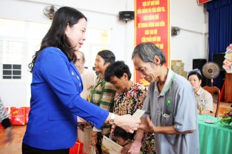 Bí thư Tỉnh ủy Võ Thị Ánh Xuân tặng quà hộ nghèo xã Mỹ Hội Đông