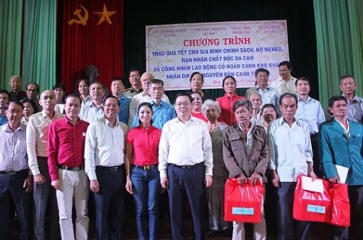 Phó Thủ tướng Vương Đình Huệ trao quà Tết tại Bến Tre