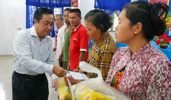Trưởng ban Tổ chức Tỉnh ủy, Giám đốc Sở Nội vụ An Giang Ngô Hồng Yến tặng quà Tết hộ nghèo xã Vĩnh Trung