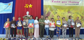 Nhiều đoàn từ thiện trao quà Tết cho học sinh và hộ nghèo Phú Tân