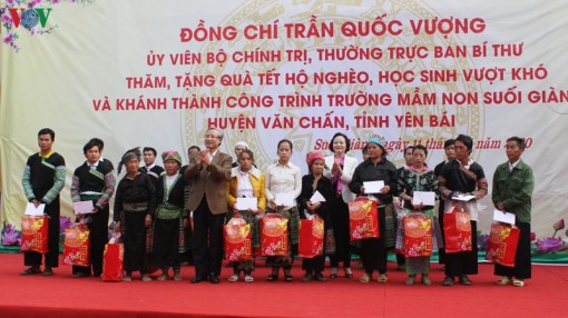 Thường trực Ban Bí thư tặng quà Tết các hộ nghèo, gia đình chính sách ở Yên Bái