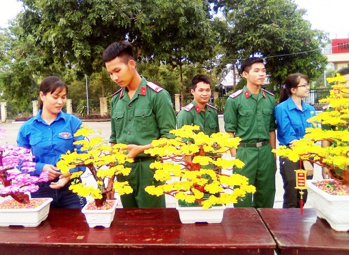 Chiến sĩ Trung đoàn Bộ binh 892 với món quà xuân tặng mẹ