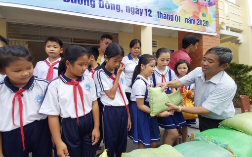 Phú Quốc: Trao tặng hơn 2 tấn gạo cho 100 học sinh nghèo ăn Tết