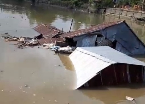 Ba căn nhà bị sạt xuống kênh do sạt lở