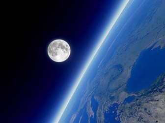 Mặt trăng đang ngày càng rời xa Trái đất