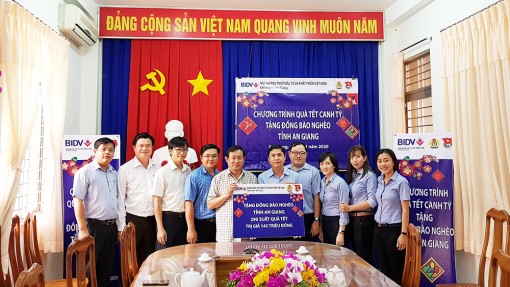 BIDV tặng 290 suất quà Tết cho người nghèo An Giang