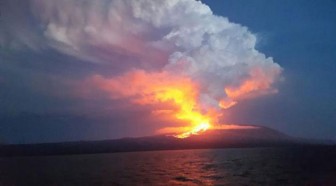 Núi lửa La Cumbre tại Ecuador 'tỉnh giấc', phun trào dung nham, khói bụi