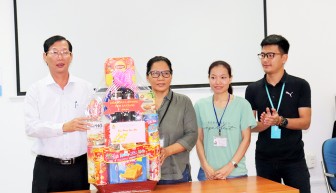 Phó Chủ tịch UBND tỉnh An Giang Lê Văn Phước thăm, tặng quà Tết các doanh nghiệp