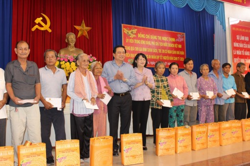 Phó Chủ tịch nước - Đặng Thị Ngọc Thịnh tặng quà, học bổng tại Long An