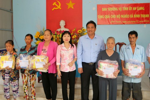 Trưởng ban Tuyên giáo Tỉnh ủy An Giang Trần Thị Thanh Hương tặng quà Tết hộ nghèo xã Bình Thạnh