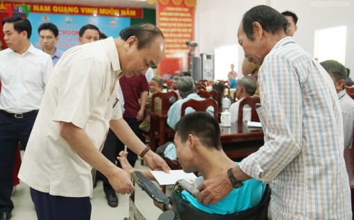 Thủ tướng dự chương trình “Tết sum vầy” với người nghèo tại Vĩnh Long