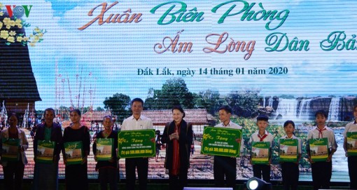 Chủ tịch Quốc hội dự chương trình “Xuân biên phòng ấm lòng dân bản”